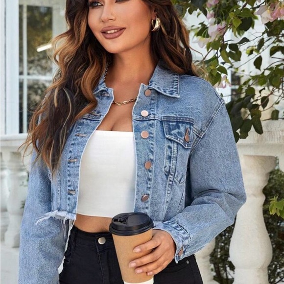 Essnce Women's Frayed Edge Fashionable Short Denim Jacket For Daily Wear - Picture 5 of 6